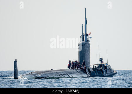 191105-N-DX868-1699 Golfo di Tadjoura (5 novembre 2019) un 34-piede intrepida-class imbarcazione di pattuglia assegnato a Costiera squadrone fluviale (CRS) 1 trasferisce le forniture alla USS Texas (SSN 775), un Virginia-classe fast-attacco sottomarino nel Golfo di Tadjoura. CRS-1 è distribuita con combinate Task Group 68,6 a Camp Lemonnier, Gibuti. (U.S. Navy foto di Hospital Corpsman 1a classe Kenji Shiroma/rilasciato) Foto Stock