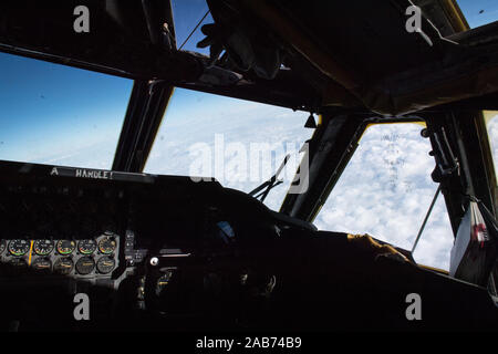 A B-52H Stratofortress da Barksdale Air Force Base, La., banche al di sopra delle nuvole mentre procedendo verso sud Dakota nov. 21, 2019. Due B-52s dal ventesimo Bomb Squadron da Barksdale e due B-52s dal ventitreesimo Bomb Squadron da Minot Air Force Base, N.D., integrato per un esercizio. (U.S. Air Force foto di Airman 1. Classe Lillian Miller) Foto Stock