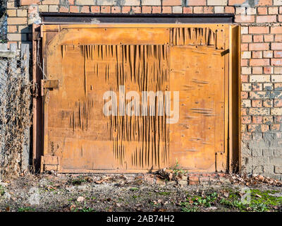 Primo piano della vecchia weathered logore e garage in legno porta Foto Stock