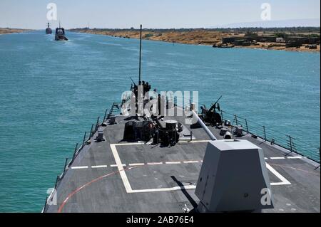 Canale di Suez (sett. 26, 2012) marinai guarda sul foc'sle visite-missile destroyer USS Jason Dunham (DDG 109) come la nave transita il Canale di Suez. Foto Stock