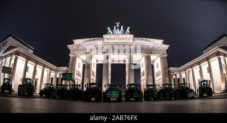 Berlino, Germania. 26 Nov, 2019. I trattori sono in piedi di fronte alla Porta di Brandeburgo. Diverse migliaia di agricoltori provenienti da tutta la Germania vuole dimostrare a Berlino contro il governo federale della politica agricola comune. Credito: Paolo Zinken/dpa/Alamy Live News Foto Stock