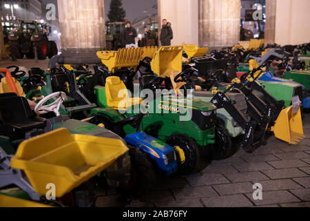 Berlino, Germania. 26 Nov, 2019. Trattori giocattolo sono in piedi di fronte alla Porta di Brandeburgo. Diverse migliaia di agricoltori provenienti da tutta la Germania vuole dimostrare a Berlino contro il governo federale della politica agricola comune. Credito: Paolo Zinken/dpa/Alamy Live News Foto Stock