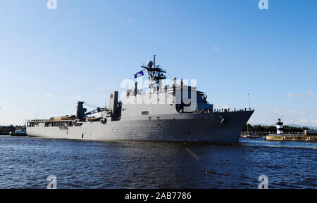 Dublino, Irlanda (Agosto 30, 2012) Il dock anfibio sbarco nave USS Fort McHenry (LSD 43) arriva a Dublino in Irlanda per una porta programmata visita. Durante la visita, la nave sarà dotata di un'accoglienza, effettuare visite e ospitare i leader militari e civili. Fort McHenry è su una distribuzione programmata a sostegno di le operazioni di sicurezza marittima e di teatro la cooperazione in materia di sicurezza gli sforzi negli Stati Uniti Sesta flotta area di responsabilità. Foto Stock