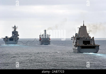 Oceano Pacifico (Agosto 23, 2012) Il trasporto anfibio dock nave USS Green Bay (LPD 20) si prepara a ricevere carburante da militari di comando Sealift flotta oliatore di rifornimento USNS Henry J. Kaiser (T-AO 187) come combustibili assalto anfibio nave USS Peleliu (LHA 5). Green Bay è parte di Peleliu anfibio gruppo pronto ed è in corso la certificazione di conduzione esercizio con Peleliu e il dock anfibio sbarco nave USS Rushmore (LSD 47). Foto Stock