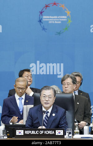 Busan, Corea del Sud. 26 Nov, 2019. 26 nov 2019-Busan, Sud Korea-South Presidente Coreano Moon Jae-in (C) parla durante la prima sessione di un vertice speciale tra la Corea del Sud e l'Associazione delle nazioni del sud-est asiatico (ASEAN) nel sud-est della città di Busan su nov. 26, 2019 Credit: Ufficio del Presidente Zuma/filo/Alamy Live News Credito: ZUMA Press, Inc./Alamy Live News Foto Stock