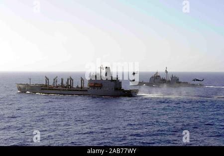 Oceano Pacifico (14 aprile 2013) le visite-missili cruiser USS Mobile Bay (CG 53) tira a fianco dei militari di comando Sealift fast combattere la nave appoggio USNS Ponte (T-AOE 10) durante un rifornimento in mare evoluzione. Foto Stock