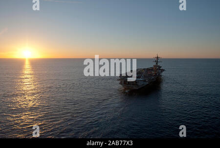 Oceano Pacifico (feb. 16, 2013) La portaerei USS Carl Vinson (CVN 70) è attualmente in corso nell'Oceano Pacifico. Foto Stock