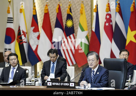 Busan, Corea del Sud. 26 Nov, 2019. 26 nov 2019-Busan, Sud Korea-South Presidente Coreano Moon Jae-in (C) parla durante la prima sessione di un vertice speciale tra la Corea del Sud e l'Associazione delle nazioni del sud-est asiatico (ASEAN) nel sud-est della città di Busan su nov. 26, 2019 Credit: Ufficio del Presidente Zuma/filo/Alamy Live News Credito: ZUMA Press, Inc./Alamy Live News Foto Stock