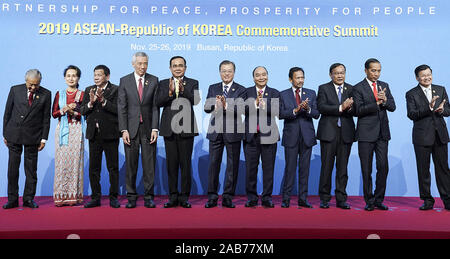 Busan, Corea del Sud. 26 Nov, 2019. 26 nov 2019-Busan, Sud Korea-Leaders della Corea del Sud e l'Associazione delle nazioni del sud-est asiatico (ASEAN) per una foto durante una Corea del Sud-ASEAN vertice speciale nel sud-est della città di Busan su nov. 26, 2019. Credito: ZUMA Press, Inc./Alamy Live News Foto Stock