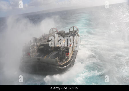 Oceano Pacifico (feb. 9, 2012) Landing Craft Air Cushion (LCAC) 63, assegnato all assalto unità artigianali (ACU) 5, si diparte la ben coperta dell'assalto anfibio nave USS Boxer (LHD 4) durante la fase di esercizio del pugno di ferro 2013. Foto Stock