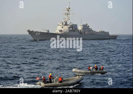 (Gen. 16, 2013) marinai del guidato-missile destroyer USS Jason Dunham (DDG 109) manovra nella rigida-hull imbarcazioni gonfiabili vicino al guidato-missile destroyer USS Farragut (DDG 99) durante una visita, scheda, ricerca e sequestro di esercizio. Jason Dunham e Farragut sono distribuiti con il John C. Stennis Carrier Strike gruppo per gli Stati Uniti Quinta Flotta area di responsabilità condurre le operazioni di sicurezza marittima, teatro la cooperazione in materia di sicurezza gli sforzi e le missioni di sostegno per l'Operazione Enduring Freedom. Foto Stock