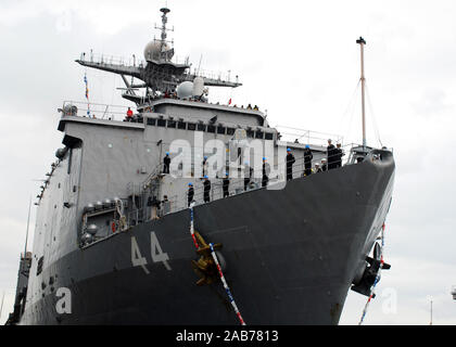 VIRGINIA BEACH, Va. (dec. n. 18, 2012) Il dock anfibio sbarco nave USS Gunston Hall (LSD 44) ritorna al giunto di base Expeditionary poco Creek-Fort Storia. Gunston Hall è stato implementato come parte di Iwo Jima anfibio gruppo pronto a sostegno della sicurezza marittima le operazioni negli Stati Uniti Sesta flotta area di responsabilità. Foto Stock