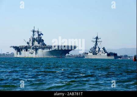 SAN DIEGO (Agosto 14, 2012) l'assalto anfibio nave USS Essex (LHD 2) passa il Arleigh Burke-class guidato-missile destroyer USS Stockdale (DDG 106) nella baia di San Diego come Essex torna a casa dopo aver partecipato a bordo del Pacifico (RIMPAC) esercizio. Foto Stock