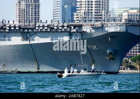 SAN DIEGO (Agosto 14, 2012) l'assalto anfibio nave USS Essex (LHD 2) transita per la Baia di San Diego come la nave ritorna a casa dopo aver partecipato a bordo del Pacifico (RIMPAC) esercizio. Foto Stock