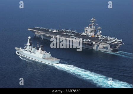 (Nov. 4, 2012) La Royal Navy cacciatorpediniere HMS Diamante (D34) è in corso a fianco della portaerei USS Dwight D. Eisenhower CVN (69). Dwight D. Eisenhower è distribuito negli Stati Uniti Quinta Flotta area di responsabilità condurre le operazioni di sicurezza marittima, teatro la cooperazione in materia di sicurezza gli sforzi e le missioni di sostegno per l'Operazione Enduring Freedom. Foto Stock
