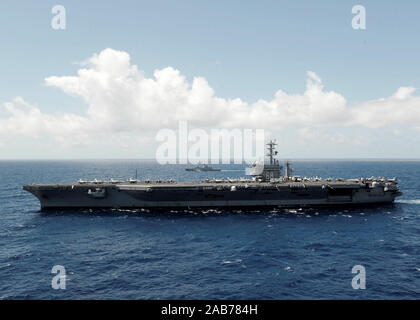 Oceano Pacifico (24 luglio 2012) La portaerei USS Nimitz CVN (68) è al fianco della Repubblica di Singapore fregata formidabile RSS (68) per una foto esercizio durante il cerchio del Pacifico (RIMPAC) 2012. Ventidue nazioni, più di 40 navi e sottomarini, più di 200 aerei e 25.000 personale partecipano al RIMPAC esercizio dal 29 giugno al 3 agosto, in e intorno alle isole hawaiane. Il più grande del mondo marittimo internazionale esercitazione RIMPAC offre una singolare opportunità di formazione che aiuta i partecipanti a promuovere e sostenere le relazioni cooperative che sono critici per ensurin Foto Stock