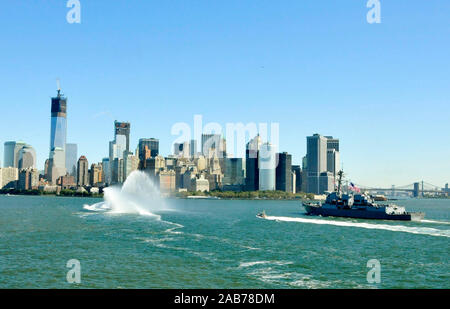 NEW YORK (ott. 1, 2012) le visite-missile destroyer Pre-Commissioning unità (PCU) Michael Murphy (DDG 112) fa il suo modo attraverso il porto di New York in preparazione per la sua messa in funzione Oct. 6. Il nuovo distruttore onora la fine Lt. (Guarnizione di tenuta) Michael P. Murphy, New York nativo, che postumo è stato premiato con la medaglia d'onore per le sue azioni in combattimento come leader di un quattro-uomo squadra di ricognizione in Afghanistan. Murphy è stata la prima persona ad essere premiati con la medaglia d'onore per le azioni in Afghanistan e il primo membro della U.S. Navy per ricevere il premio dato che la guerra del Vietnam. Foto Stock