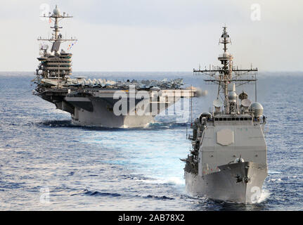 Oceano Pacifico (sett. 20, 2012) Il Ticonderoga-class guidato-missili cruiser USS Mobile Bay (CG 53) e la portaerei USS John C. Stennis CVN (74) sono in corso dopo il completamento Valiant scudo 2012 (VS12). VS12 è un sistema integrato di formazione congiunta di esercizio che offre la possibilità di integrare la Marina Militare, Air Force e Marine Corps forze in mare. Foto Stock