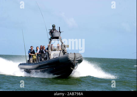 MANDA BAY, Kenya (Agosto 24, 2012) segretario della Marina Ray Mabus (SECNAV) corre con velisti assegnati negli Stati Uniti. Africa il comando come loro svolgimento della formazione di base delle evoluzioni da una rigida a scafo gommone, vicino Manda Bay Base Navale in Kenya. Mentre in Kenya Mabus si è incontrato con i senior leader e i marinai e marines per discutere la sicurezza nella regione e li ringrazio per il loro servizio e sacrificio. Foto Stock