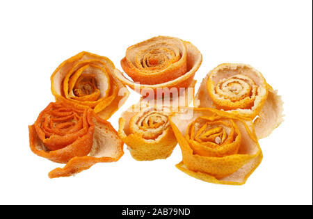 Natale a mano rose fiori fatti di secche bucce di mandarino. Isolato su bianco studio macro Foto Stock