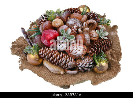 Natale in casa ghirlanda fatta di foresta naturale di oggetti - coni, ghiande e dadi macro isolato Foto Stock