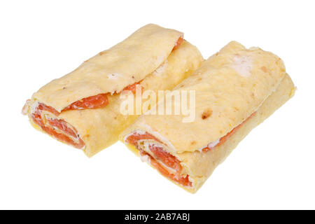 Fatte a mano lavash rotoli con salmone affumicato e formaggio a pasta morbida. Isolato su bianco studio macro Foto Stock