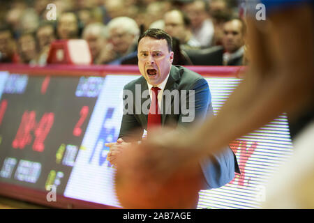 Indiana University coach Archie Miller allenatori contro Louisiana Tech durante un NCAA college basketball gioco in UI di Assembly Hall in Bloomington.Il battito Hoosiers Bulldogs da 88 a 75. Foto Stock