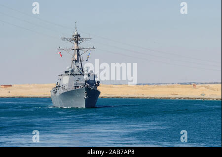 Canale di Suez (sett. 26, 2012) le visite-missile destroyer USS Jason Dunham (DDG 109) transita il Canale di Suez. Foto Stock