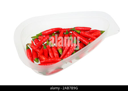 Il cibo quotidiano prodotto - baccelli di super caldo rosso piccante di micro i peperoncini in un contenitore di plastica trasparente. Isolato con la patch su bianco studio macro Foto Stock