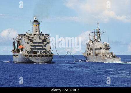 Oceano Pacifico (sett. 5, 2012) Il Sealift militare il comando della flotta oliatore di rifornimento USNS John Ericsson (T-AO-194) e l'Ticonderoga-class guidato-missili cruiser USS Cowpens (CG 63) effettuare un riempimento al mare mentre in transito negli Stati Uniti 7 flotta area di operazioni. Cowpens è parte del George Washington Carrier Strike gruppo, la marina è solo distribuita carrier strike gruppo, e sta conducendo una routine Pacifico occidentale patrol. (U.S. Foto di Marina di Massa Specialista comunicazione marinaio Declan Barnes/rilasciato) Foto Stock