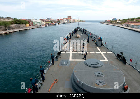 WILLEMSTAD, Curacao (Agosto 31, 2012) marinai uomo la rampa sulla foc'sle durante un mare e dettaglio di ancoraggio come Oliver Hazard Perry-class guidato-missile fregata USS Underwood (FFG 36) si diparte Willemstad, Curacao. Underwood è distribuito in America centrale e del Sud e nei Caraibi a sostegno del funzionamento Martillo e gli Stati Uniti 4a flotta missione, i mari del Sud 2012. Foto Stock