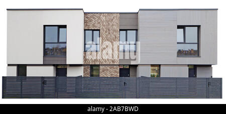 La parete laterale di una produzione di massa standard a basso costo incompiuto edificio residenziale per le giovani famiglie isolato su bianco Foto Stock