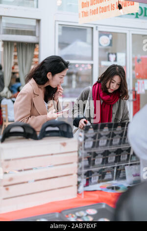 Portland, Oregon - Nov 16, 2019 : due donne asiatiche traveler shopping a Portland Saturday Market Foto Stock