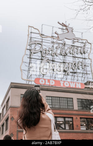 Portland, Oregon - Nov 16, 2019 : femmina asiatica guardando un inconfondibile segno di Portland in Portland Foto Stock