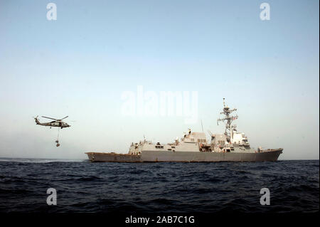 Stati Uniti Quinta Flotta AREA DI RESPONSABILITÀ (Agosto 15, 2012) Una SH-60B Mare Hawk elicottero assegnato alle visite-missile destroyer USS Nitze (DDG 94) eroga al carico di Nitze del ponte di volo. Nitze è distribuito come parte dell'Enterprise Carrier Strike gruppo per gli Stati Uniti Quinta Flotta area di responsabilità condurre le operazioni di sicurezza marittima, teatro la cooperazione in materia di sicurezza gli sforzi e le missioni di sostegno per l'Operazione Enduring Freedom. Foto Stock