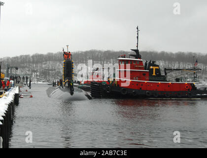 GROTON, Connecticut. (Feb. 13, 2014) l'attacco sommergibile USS Virginia (SSN 774) arriva al navale Base sottomarina di New London a Groton, Connecticut, dopo il completamento di un programmato sei mesi di distribuzione d'oltremare nell'Unione regione di funzionamento. Foto Stock