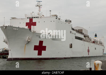 NORFOLK (1 marzo 2013) i militari di comando Sealift nave ospedale USNS Comfort (T-AH 20) arriva pierside alla stazione navale di Norfolk. Foto Stock