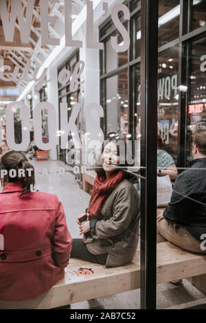 Portland, Oregon - Nov 16, 2019 : femmina asiatica guardando la fotocamera alla libreria Powell's Books store nel centro di Portland Foto Stock