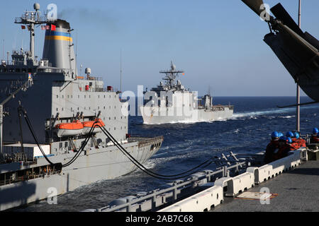 (Gen. 29, 2013) Il dock anfibio sbarco nave USS Carter Hall (LSD 50) si avvicina il Sealift militare il comando della flotta oliatore di rifornimento USNS Leroy Grumman (T-AO 195) durante un rifornimento in mare con l'assalto anfibio nave USS Kearsarge (LHD 3). Carter Hall e Kearsarge partecipano in composito unità di addestramento Esercizio della costa orientale degli Stati Uniti in preparazione di un imminente la distribuzione di questa primavera. Foto Stock