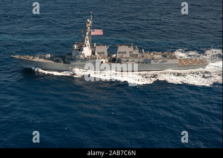 Sul mare del sud della Cina (feb. 11, 2013) Il Arleigh Burke-class guidato-missile destroyer USS Stockdale (DDG 106) vele in posizione per il passaggio di un esercizio (PASSEX) con la fregata canadese HMCS Regina (FFH 334) nell'Oceano Pacifico. Foto Stock