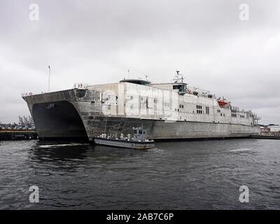 VIRGINIA BEACH, Va. (feb. 16, 2013) i militari Sealift giunto di comando ad alta velocità a nave USNS Spearhead (JHSV-1) tira in comune Base Expeditionary poco Creek-Fort Storia. Punta di diamante è il primo dei nove comuni della Marina Militare navi veloci ed è stato progettato per un rapido intra-teatro il trasporto di truppe e di attrezzature militari Foto Stock