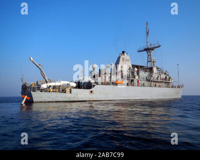 Mare Arabico (ott. 27, 2012) marinai a bordo la miniera contromisure nave USS Pioneer (MCM 9) recuperare un airborne il mio dispositivo di contromisure. Pioneer è assegnato al comandante, Task Force 52, miniera di supporto di contromisura per le operazioni negli Stati Uniti Quinta Flotta di area di responsabilità. Foto Stock