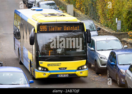 Unità bus attraverso una stretta strada a senso unico nella città di Wetter, Renania settentrionale-Vestfalia (Germania). Linienbus faehrt durch eine enge Einbahnstrasse ho Foto Stock