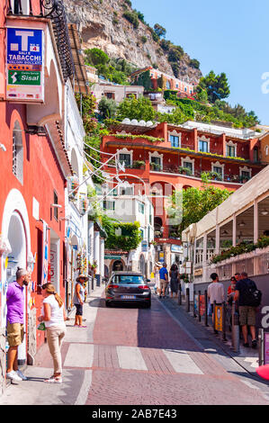 Positano, Italia - 05 Settembre 2019: Incredibile Positano medievale cityscape sul paesaggio roccioso, cittadini e turisti a piedi dalla bella strada piena di Foto Stock