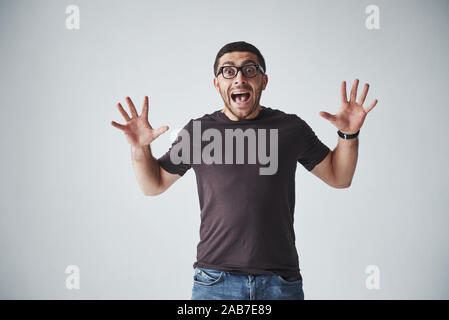 Emotional Man in abiti casual urla di dolore o di paura. I suoi sentimenti sono schiaccianti Foto Stock