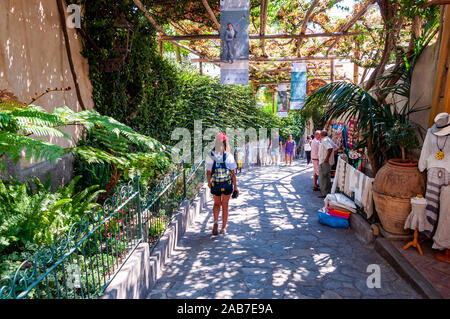 Positano, Italia - 05 Settembre 2019: Incredibile Positano medievale cityscape sul paesaggio roccioso, cittadini e turisti a piedi dalla bella strada piena di Foto Stock