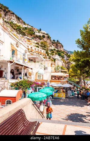 Positano, Italia - 05 Settembre 2019: Incredibile Positano medievale cityscape sul paesaggio roccioso, cittadini e turisti a piedi dalle strade accoglienti e beac Foto Stock