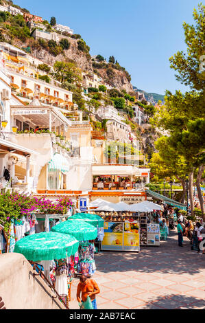 Positano, Italia - 05 Settembre 2019: Incredibile Positano medievale cityscape sul paesaggio roccioso, cittadini e turisti a piedi dalle strade accoglienti e beac Foto Stock