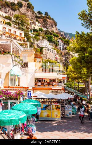 Positano, Italia - 05 Settembre 2019: Incredibile Positano medievale cityscape sul paesaggio roccioso, cittadini e turisti a piedi dalle strade accoglienti e beac Foto Stock