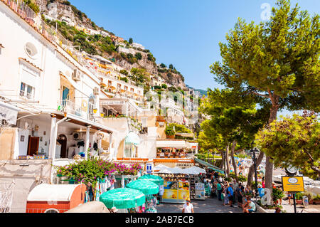 Positano, Italia - 05 Settembre 2019: Incredibile Positano medievale cityscape sul paesaggio roccioso, cittadini e turisti a piedi dalle strade accoglienti e beac Foto Stock